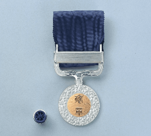 紺綬褒章（メダル）の写真
