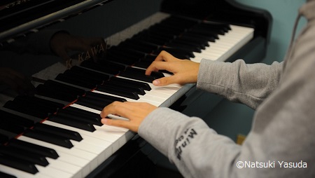 支援でピアノを学ぶ子ども